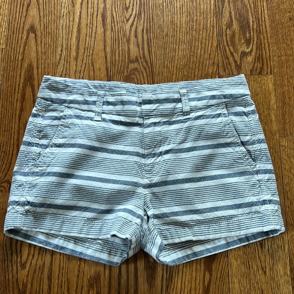 Gap shorts. Women size 2/26. 3 inch inseam.